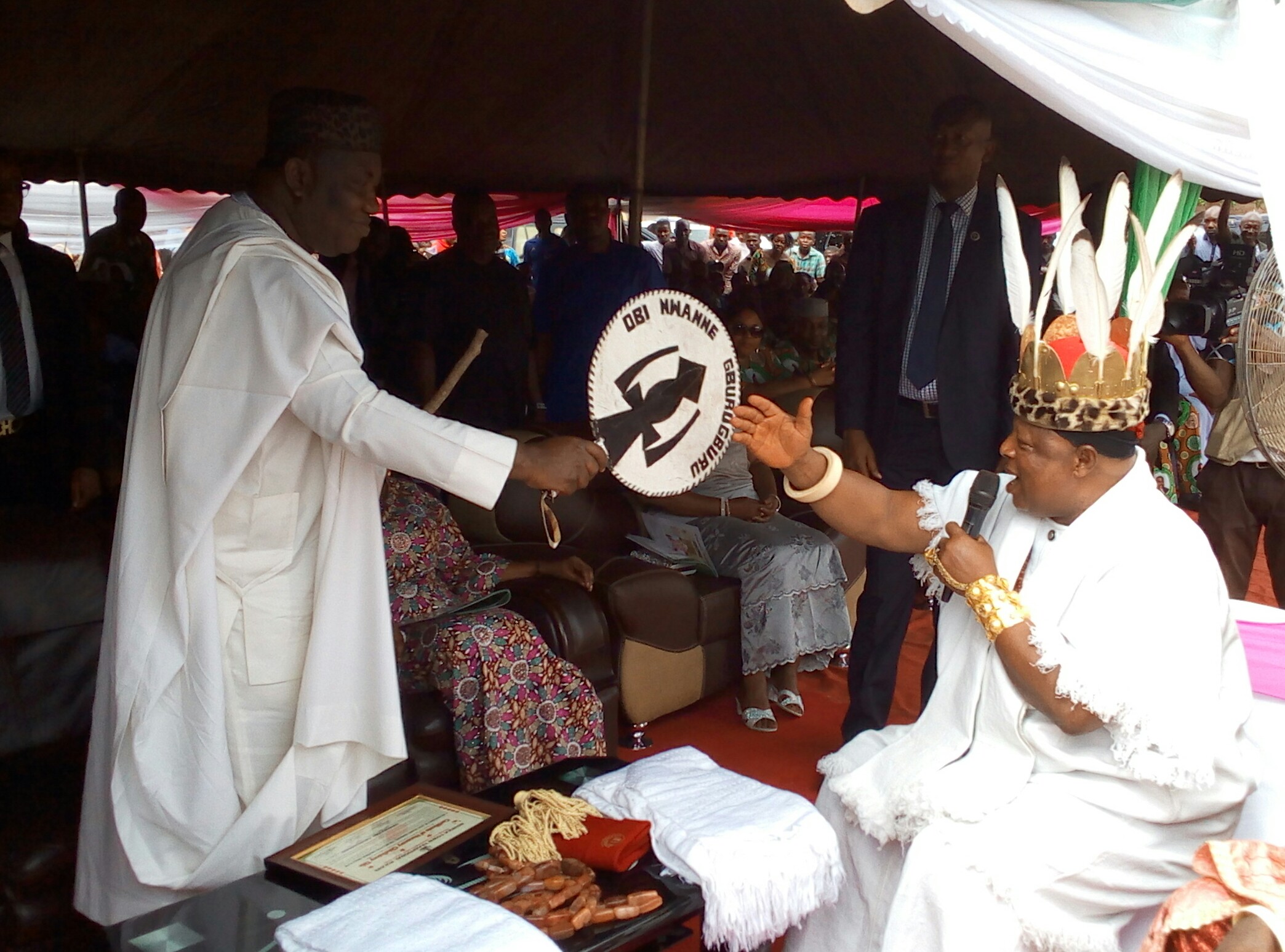 Gov. Ifeanyi Ugwuanyi of Enugu State exchanging pleasantries with the traditional ruler of Nkpunano Nsukka, Igwe (Dr.) Amb. Patrick Okolo