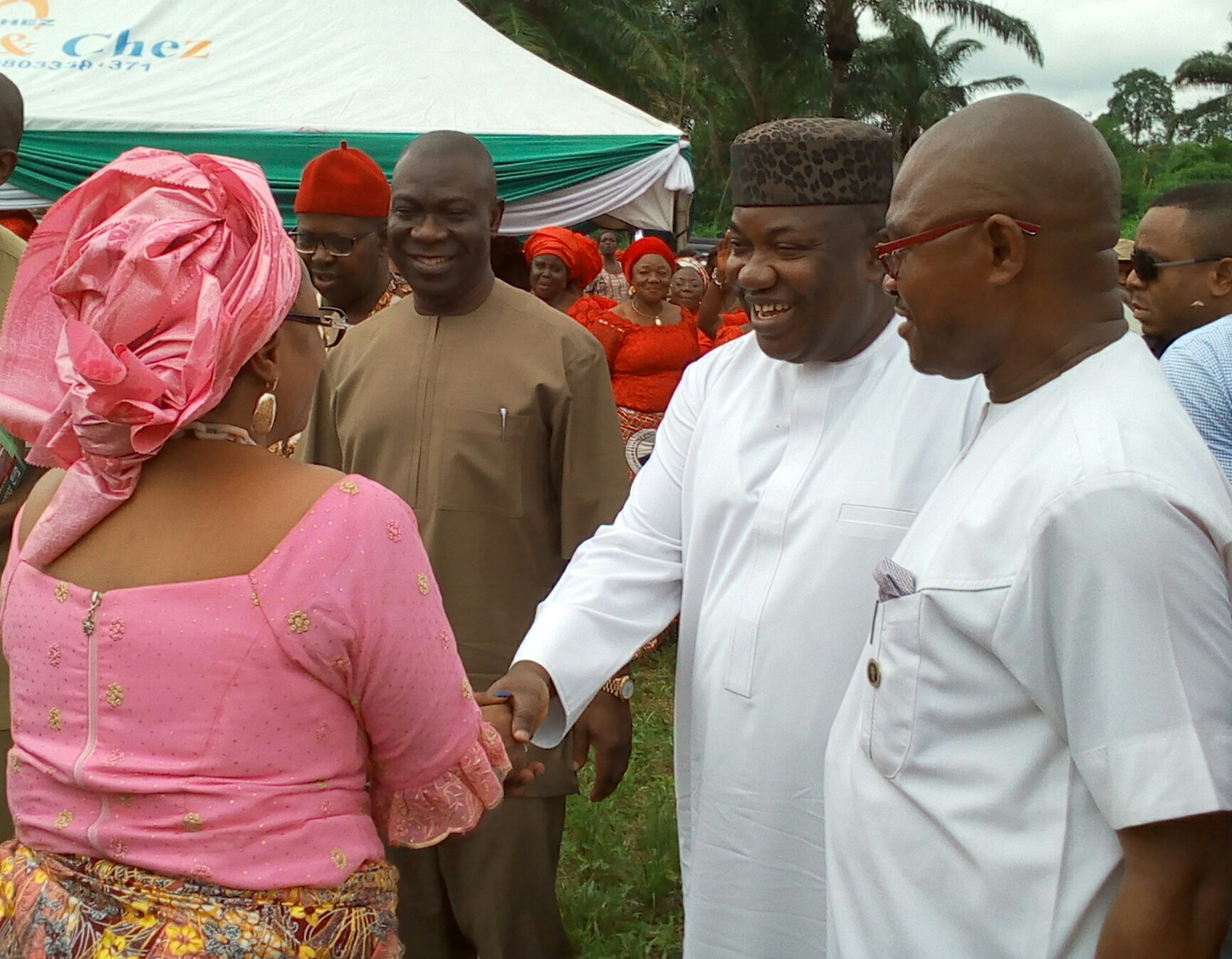 Gov. Ifeanyi Ugwuanyi of Enugu State (2nd right); Deputy President of the Senate, Senator Ike Ekweremadu (2nd left); Deputy Governor of Enugu State, Hon. Mrs. Cecilia Ezeilo (left) and the Transition Committee Chairman, Ezeagu Local Government Area, Hon. Fred Ezinwa, at the presentation of “Ofo” as a symbol of support and endorsement to the Governor and his Deputy for 2019 general election by the people of Ozom Aguobu Owa Community, Ezeagu Council, yesterday.