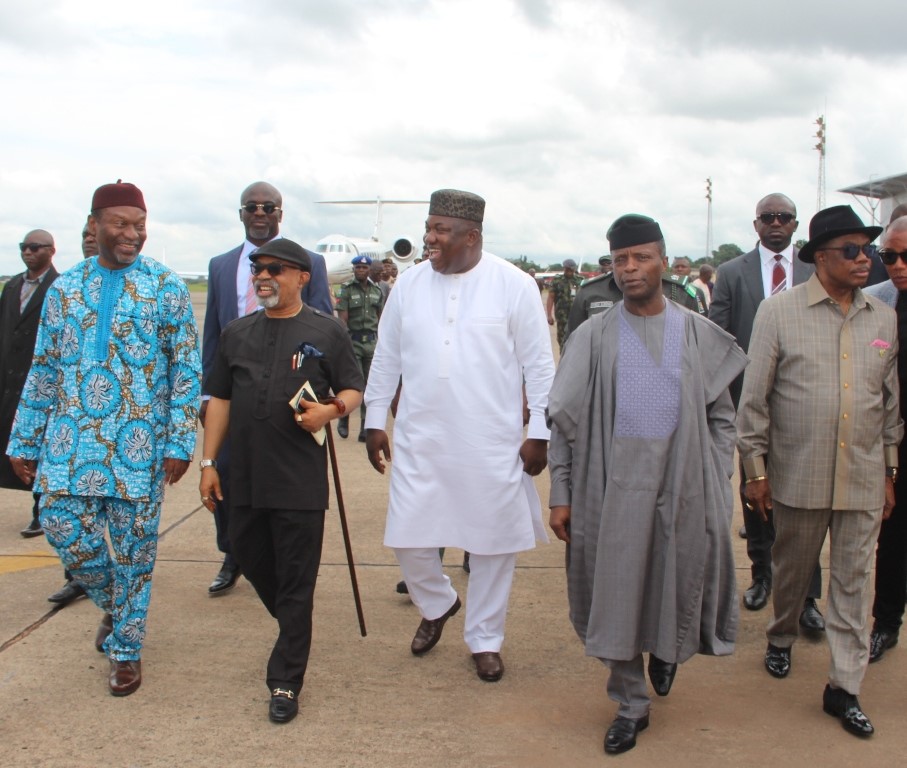 Vice President, Prof. Yemi Osinbajo (2nd right); Governor Ifeanyi Ugwuanyi of Enugu State (middle); his Anambra State counterpart, Dr. Willie Obiano (right); Minister of Labour and Employment, Senator Chris Ngige (2nd left); and that of Budget and National Planning, Senator Udo Udoma (left), during an airport reception for the Vice President at the Akanu Ibiam International Airport, Enugu, yesterday