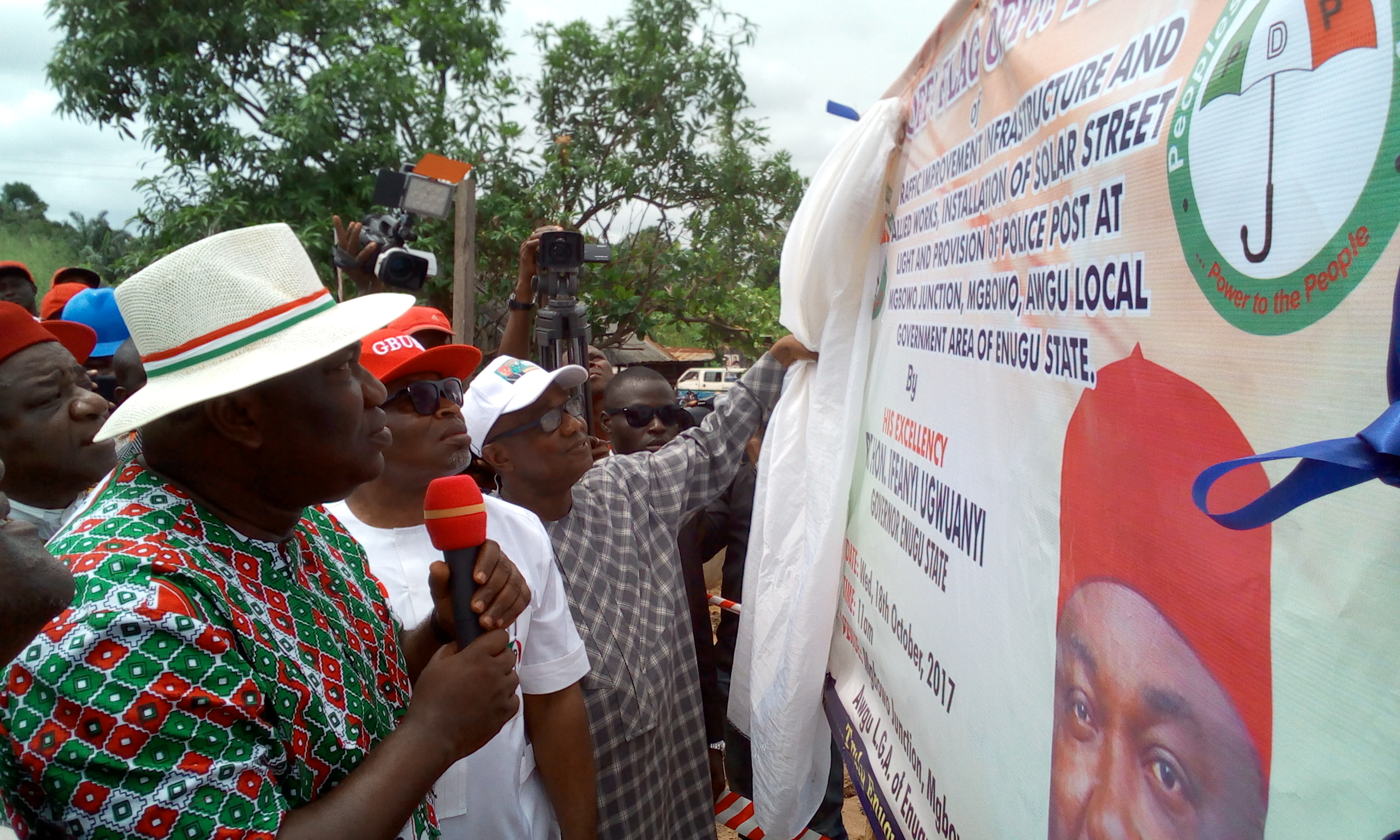 Governor Ifeanyi Ugwuanyi of Enugu State (left) with the member representing Awgu /Aninri /Oji River federal constituency in the House of Representatives, Rt. Hon. Tobi Okechukwu (middle), and the Chief Executive Officer (CEO) of Bambo Nigeria Limited, Engr. Jonathan Ivoke, during the flag-off of the N358 million urbanization project at Mgbowo junction (Aki N’ Ukwa), Awgu Local Government Area, yesterday.