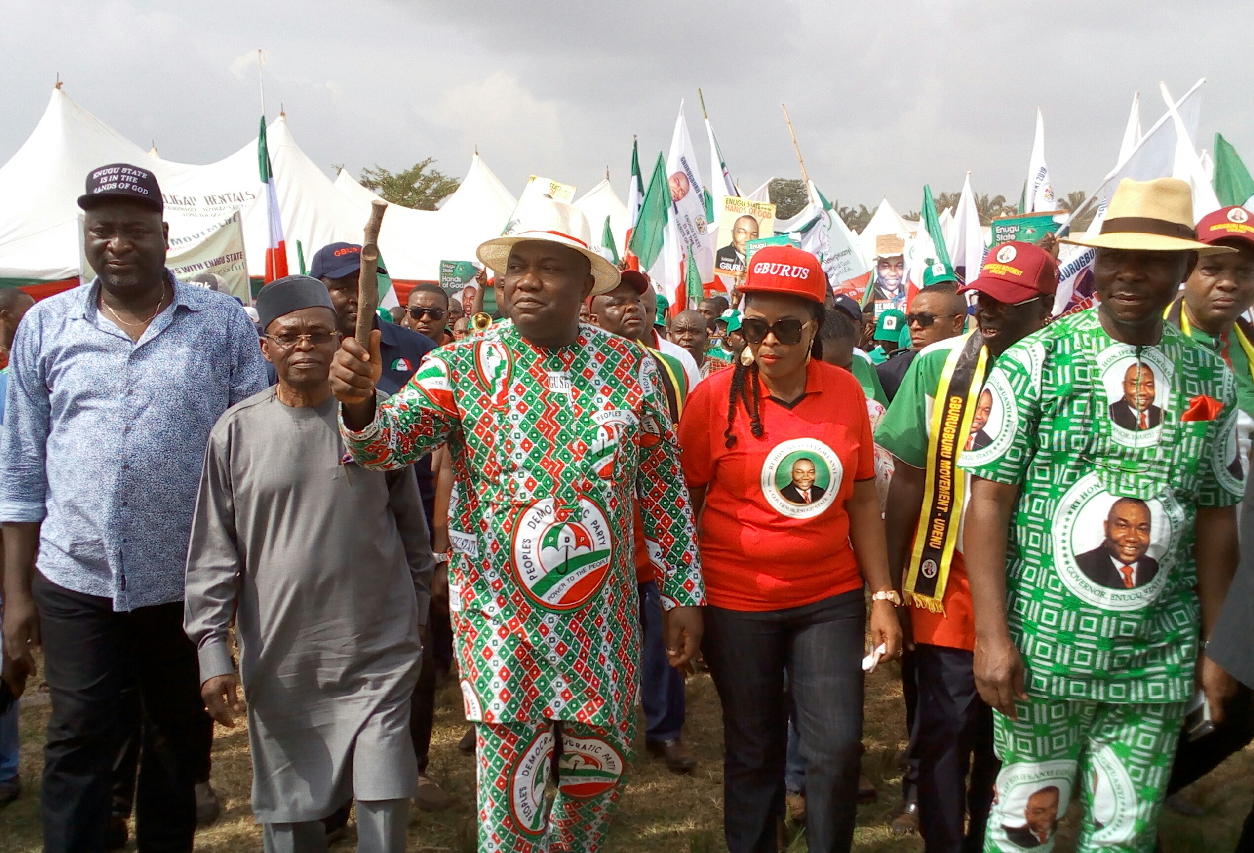 Grand Homecoming: Governor Ifeanyi Ugwuanyi of Enugu State (3rd left) with his deputy, Mrs. Cecilia Ezeilo (3rd right); Speaker of the State House of Assembly, Rt. Hon. Edward Ubosi (left); Senator Chukwuka Utazi (right); former Senator Fidelis Okoro (2nd left) and the state Deputy Chairman of the Peoples Democratic Party (PDP), Hon. Innocent Ezeoha, during the grand finale of the party’s campaign for the November 4 LG Elections, held at Udenu L.G.A, at the weekend.