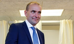 President faints, breaks nose in hot bath