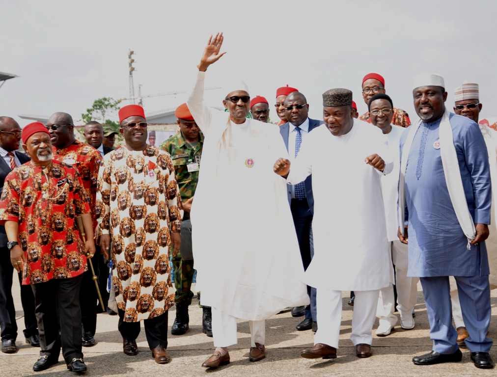 President Muhammadu Buhari (middle); with Governors Ifeanyi Ugwuanyi (Enugu, 2nd right);  Rochas Okorocha (Imo, right); Dave Umahi (Ebonyi, 3rd left); Okezie Ikpeazu (Abia, 2nd left); Minister for Labour and Employment, Senator Chris Ngige (left); former governor of old Anambra State, Chief Jim Nwobodo (2nd left, behind) acknowledging cheers from the crowd when President Buhari arrived Akanu Ibiam International Airport, Enugu, on his way to Ebonyi and Anambra States for official engagements, Tuesday.