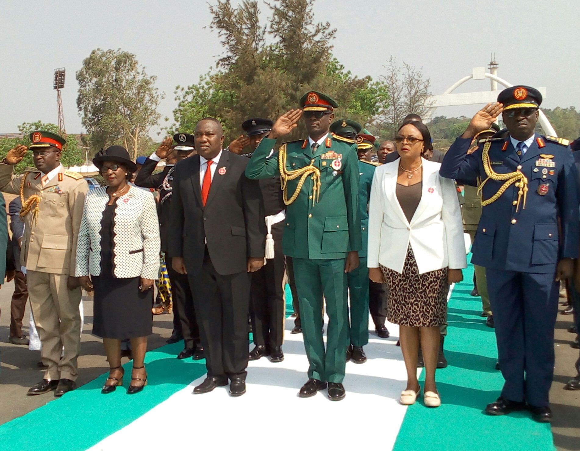 Gov. Ifeanyi Ugwuanyi of Enugu State (3rd left); his deputy, Mrs. Cecilia Ezeilo (2nd right); State’s Chief Judge, Hon. Justice Priscilla Emehelu (2nd left); GOC, 82 Division, Nigerian Army, Enugu, Major Gen. Adamu Abubarkar (3rd right); Commander, Air-Force Base,  Enugu, Air Vice Marshal Okon Akpassa (right); Chairman, Nigerian Legion,  Enugu State Council, Barr. Emeka Igwesi, during the 2018 Armed Forces Remembrance Day Cerebration at Michael Okpara Square, Enugu, yesterday.