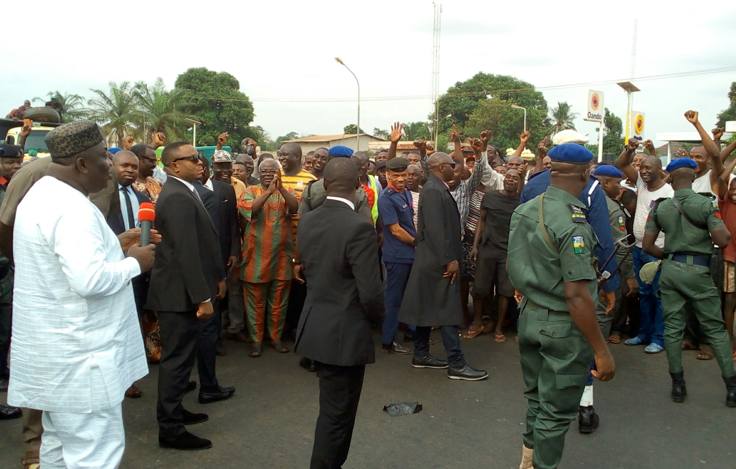 Gov. Ifeanyi Ugwuanyi of Enugu State (left ) interacting with jubilant traders of New Market, Enugu during an inspection tour of the ongoing urban renewal development in the area, yesterday.