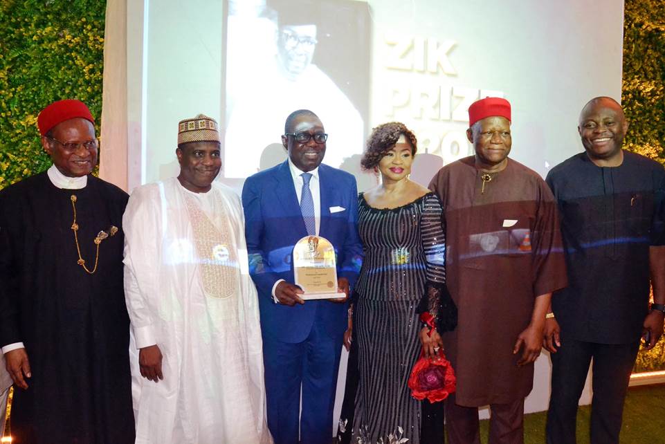 L-R: Former Secretary-General of the Commonwealth, Chief Emeka Anyaoku; Executive Governor, Sokoto State, Alhaji Aminu Waziri Tambuwal; Chairman, Board of Directors, Fidelity Bank Plc, Mr. Ernest Ebi; Wife of the Fidelity Bank Chairman, Mrs. Elizabeth Ngozi Ebi; former Minister of External Affairs, Major-General, Ike Nwachukwu (Rtd); Managing Director/Chief Executive Officer, Fidelity Bank Plc, Nnamdi Okonkwo at the conferment of the 2017 Zik Award for Professional Leadership to Mr. Ebi at the Civic Centre, Victoria Island in Lagos on Sunday.