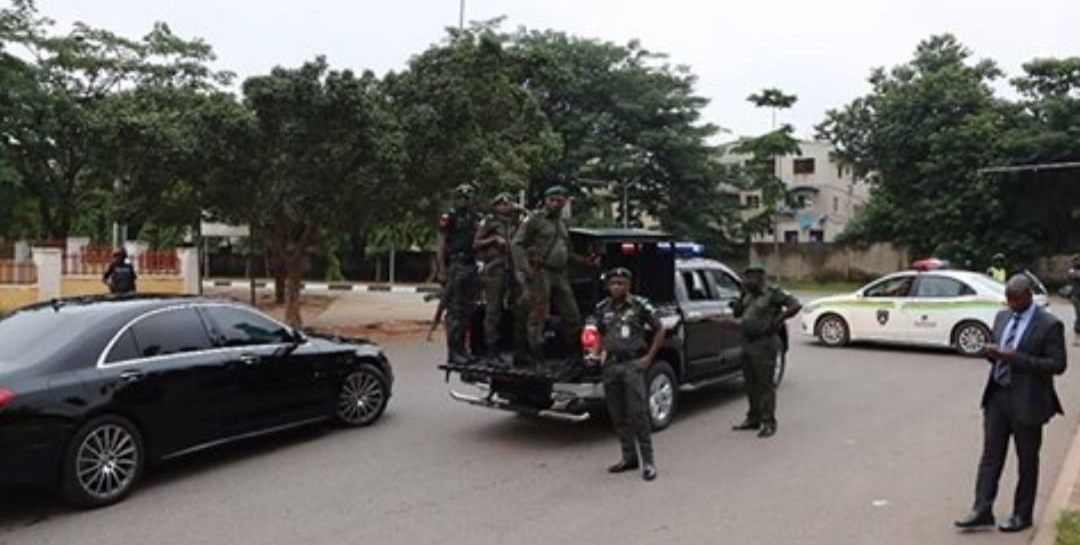 BREAKING: Police, DSS lay siege to Saraki, Ekweremadu’s homes