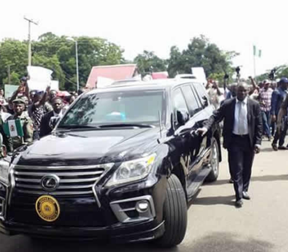 Benue youths block Gov. Ortom from attending meeting with Buhari, APC