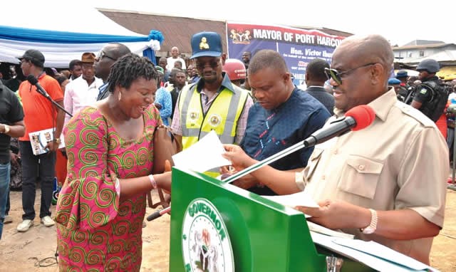 Gov. Wike compensates PH market fire victims