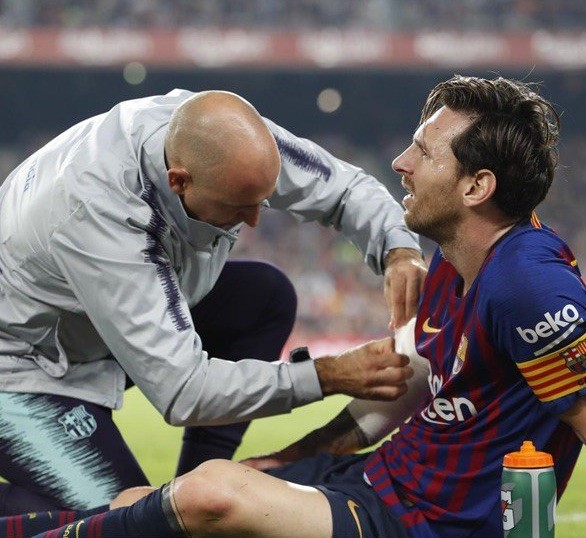 Injury knocks Messi out of El Clasico