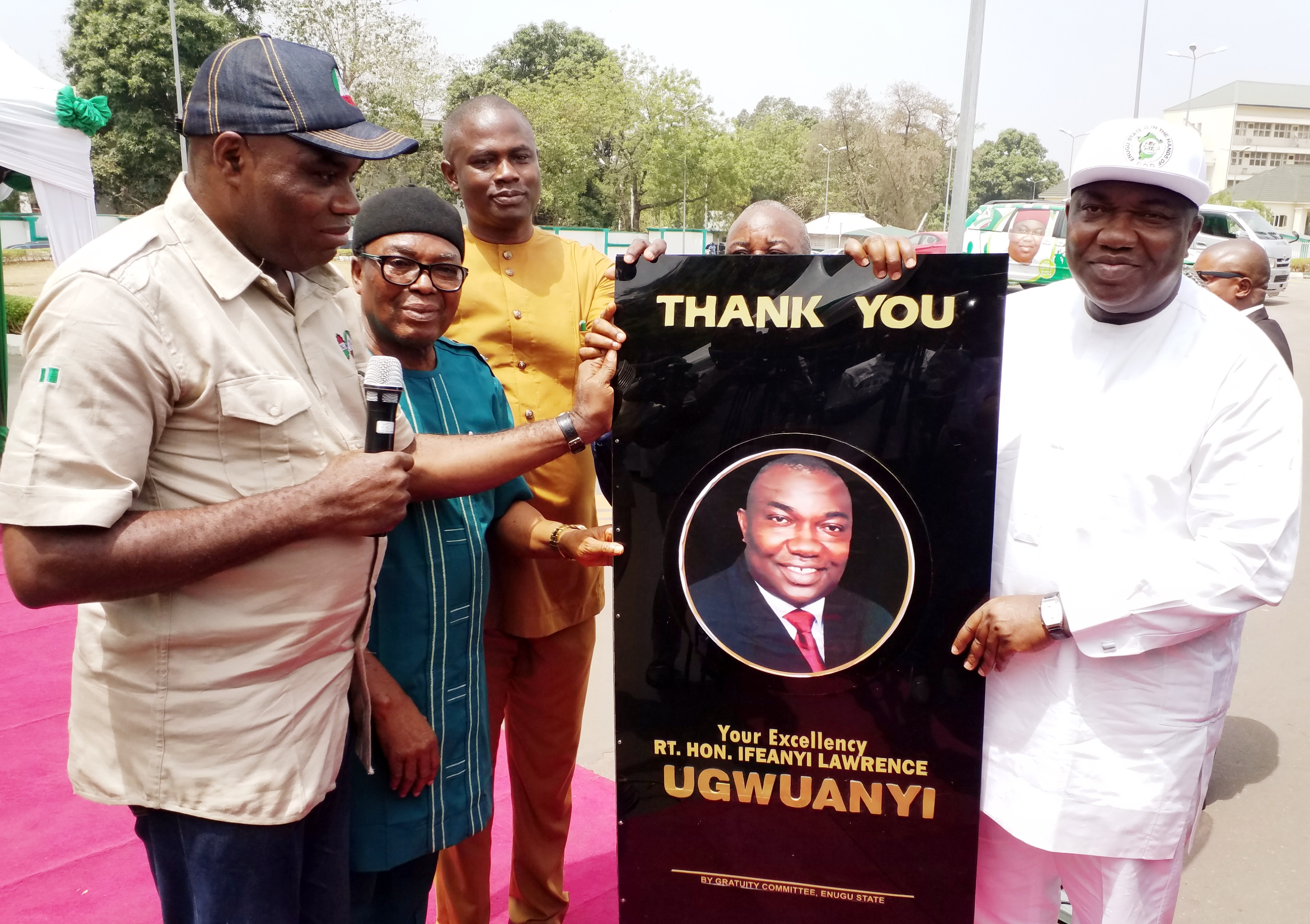 Enugu State Governor, Rt. Hon. Ifeanyi Ugwuanyi (right) with State Chairman of Trade Union Congress of Nigeria (TUC), Comrade Igbokwe Chukwuma Igbokwe (left); his secretary,  Comrade Bennett Asogwa (3rd left) and the State Chairman, Nigeria Union of Pensioners, Comrade Damian Udeani, when the pensioners paid a thank-you visit to the governor at the Government House, Enugu, for paying their gratuity, yesterday. 