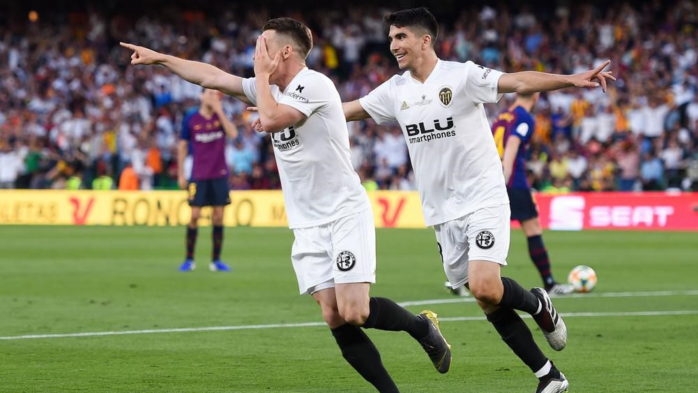 Valencia stun Barcelona to win Copa del Rey