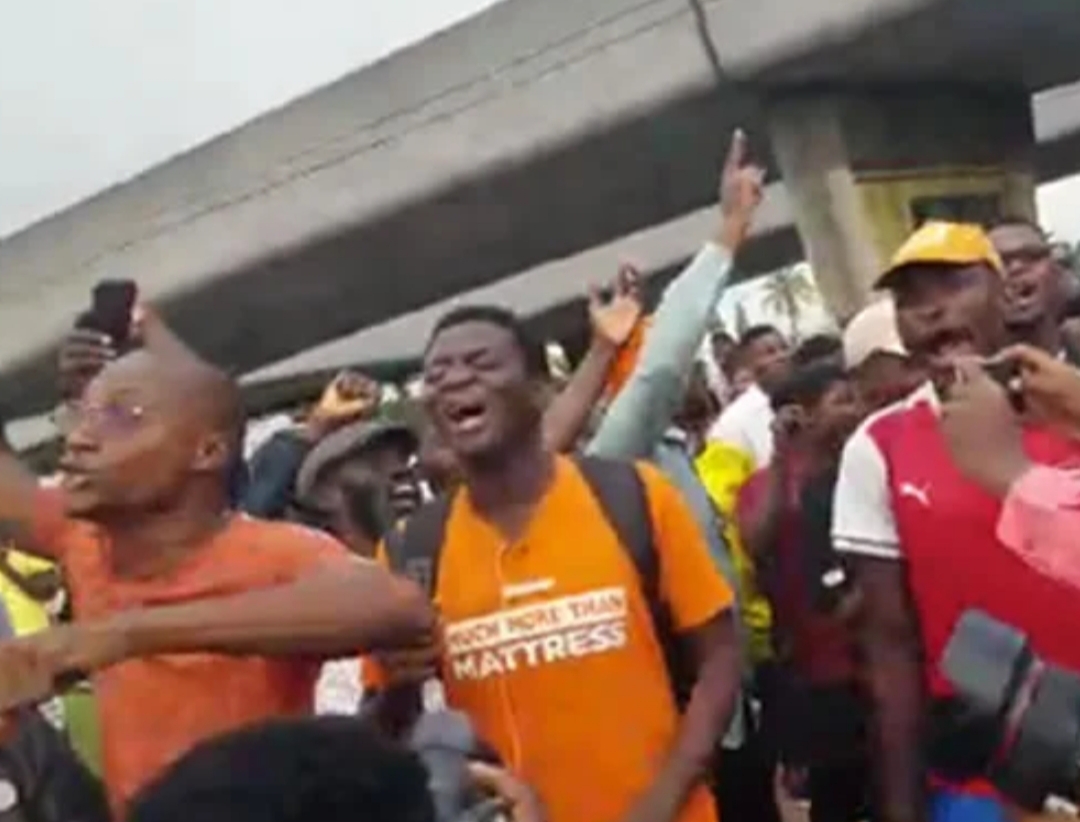 #RevolutionNow protesters storm NHRC Abuja