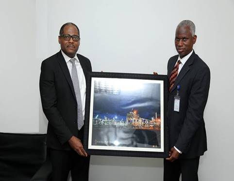 Managing Director, Shell Nigeria Gas, Ed Ubong (left) making a presentation to the Managing Director, Nigerian Gas Marketing Company, Mr. Ahmed Muhammed Abdulkabir, during a visit to Abdulkabir in Abuja… recently.