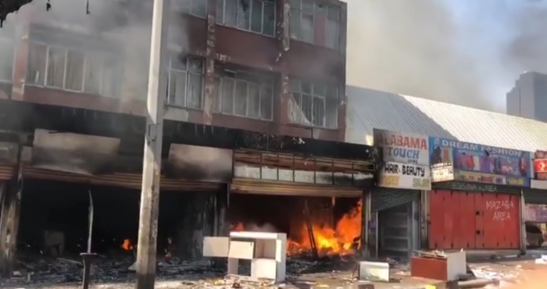 Again, South Africans attack Nigerians, loot shops, torch houses