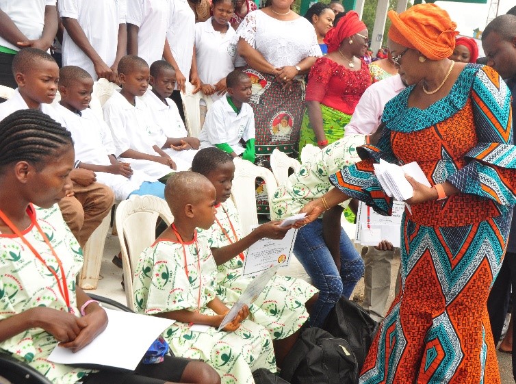Enugu Governor’s wife’s scholarship beneficiaries offer thanksgiving