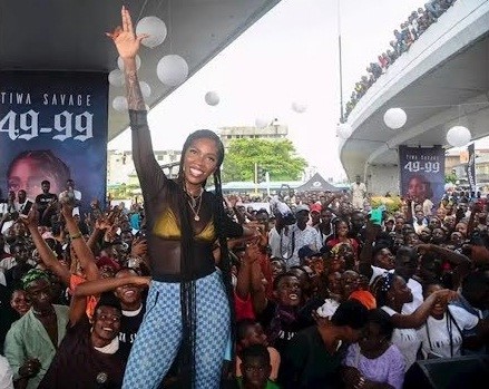 Tiwa Savage holds free show under Lagos Bridge