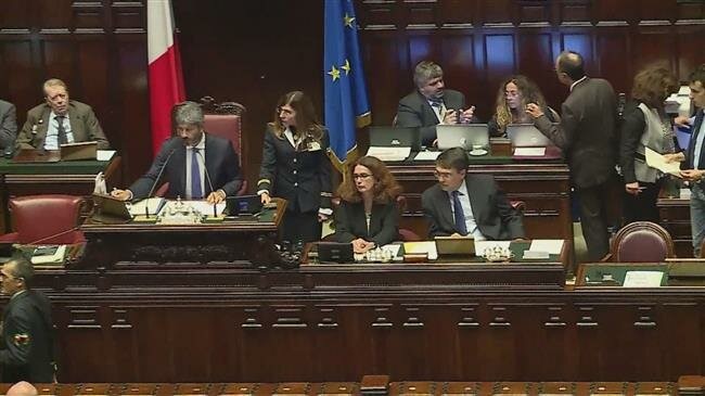 Italy slashes number of federal lawmakers by one third