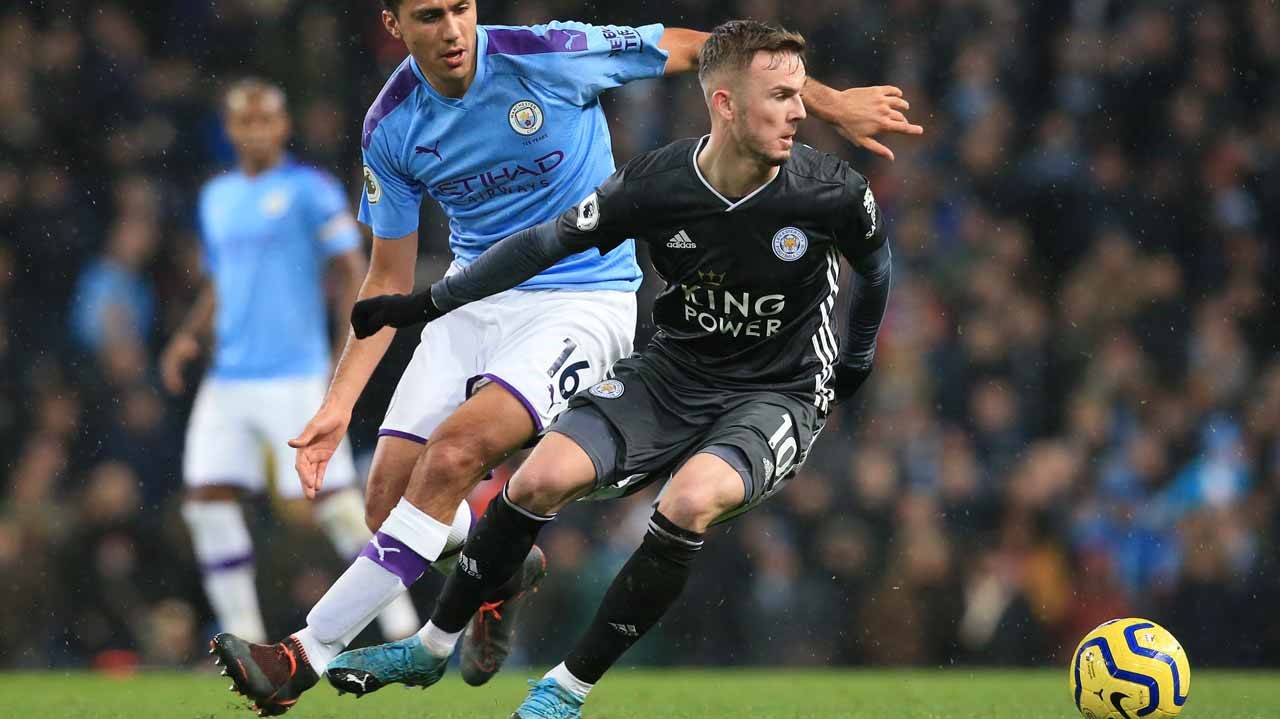 Man City keep faint title hopes alive