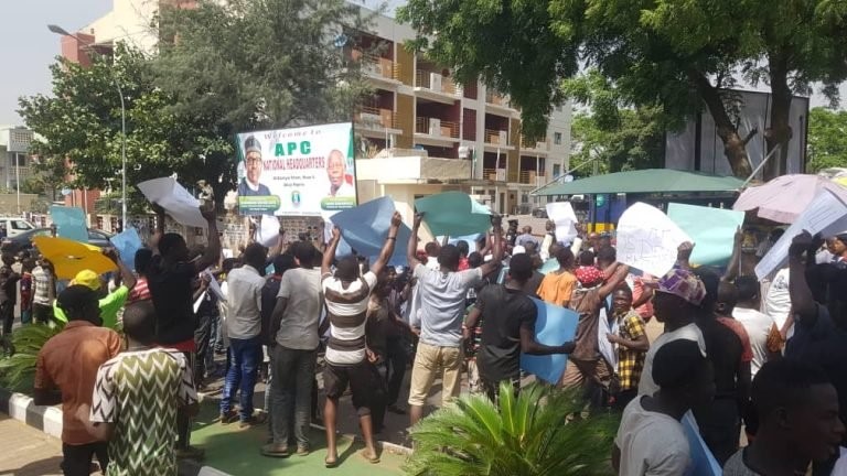 Bayelsa guber: Protesters storm APC HQ, demand Oshiomhole’s sack