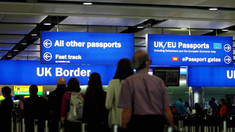 Immigration shake-up: UK to deny visas to low-skilled workers