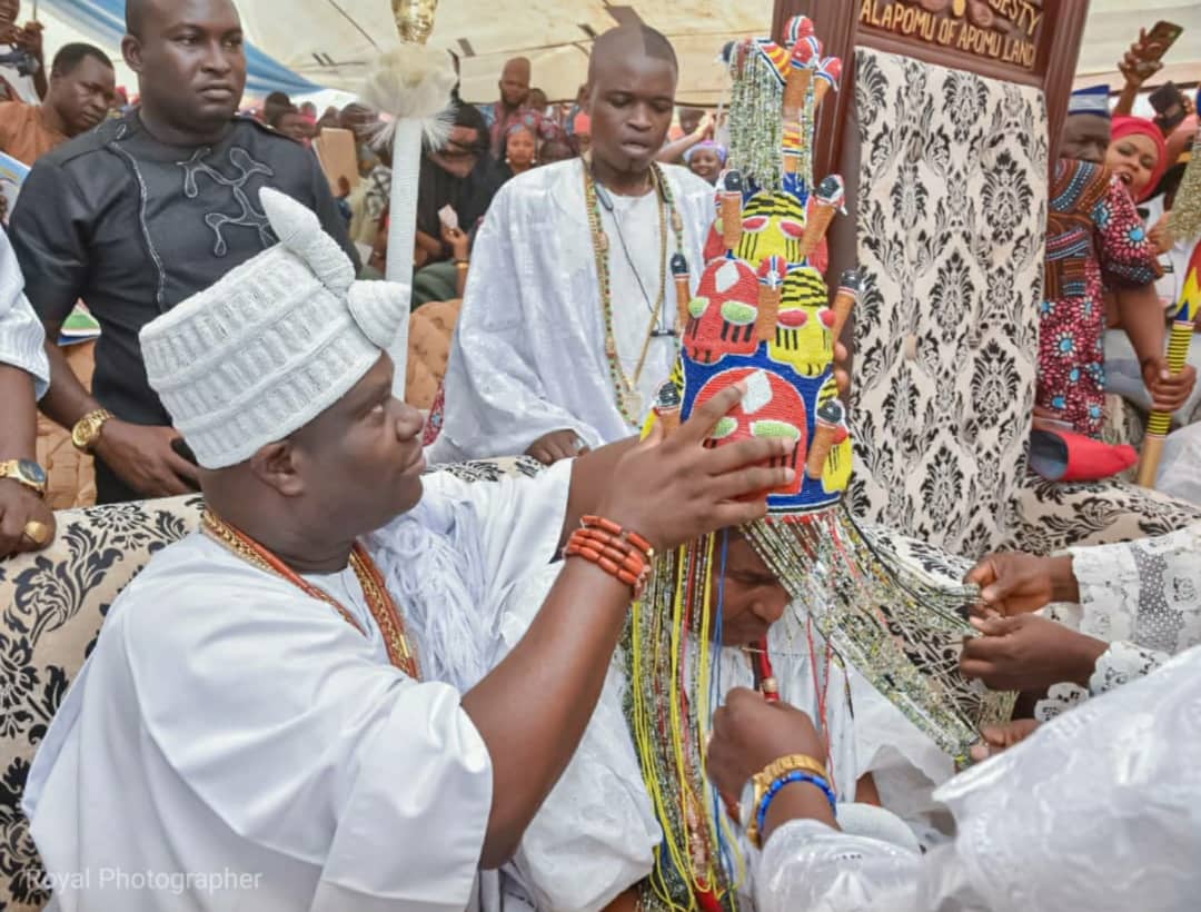 Ooni of Ife crowns Oba Kayode Afolabi as Alapomu of Apomu