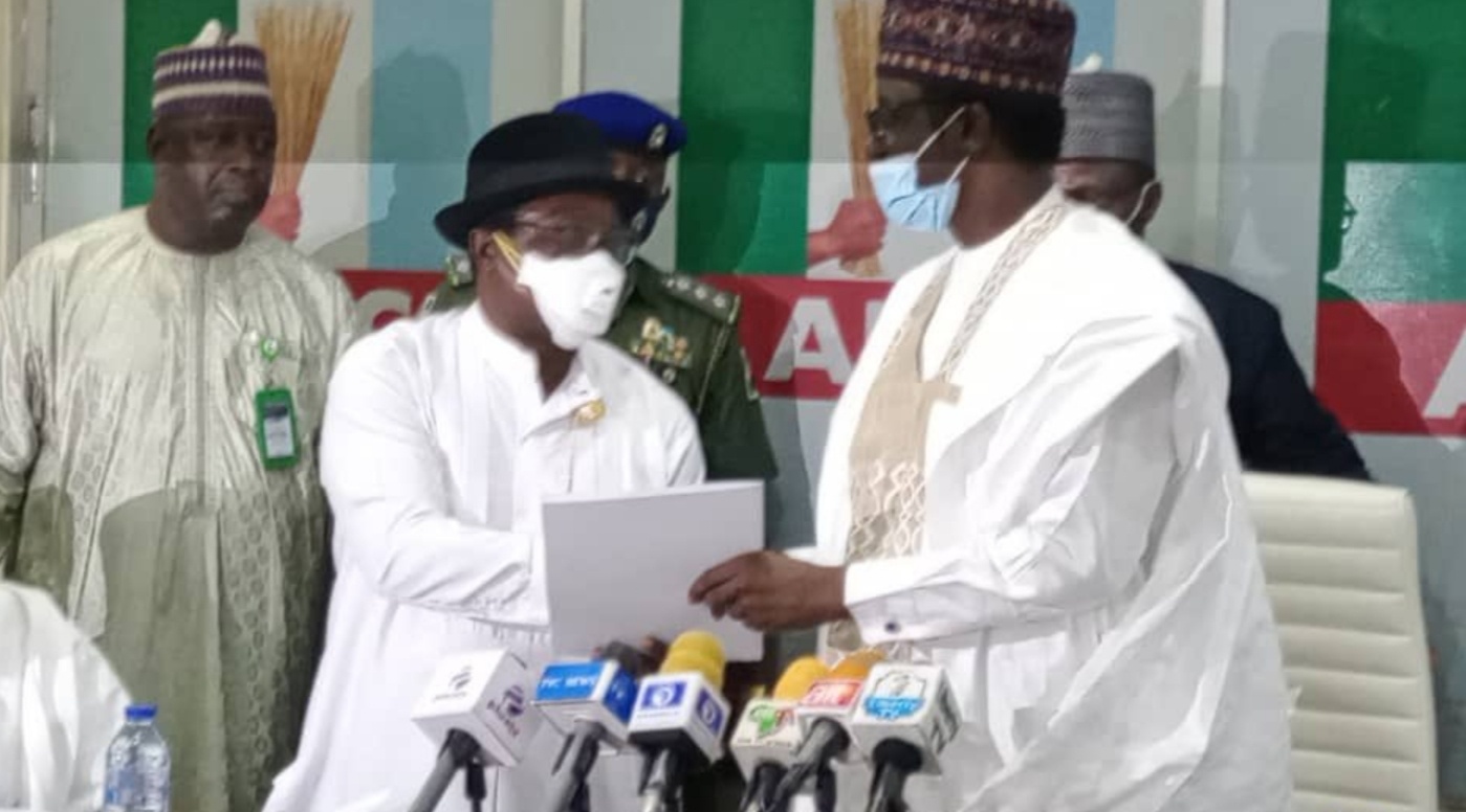 BREAKING: Giadom hands over to APC Caretaker Committee Chairman, Buni