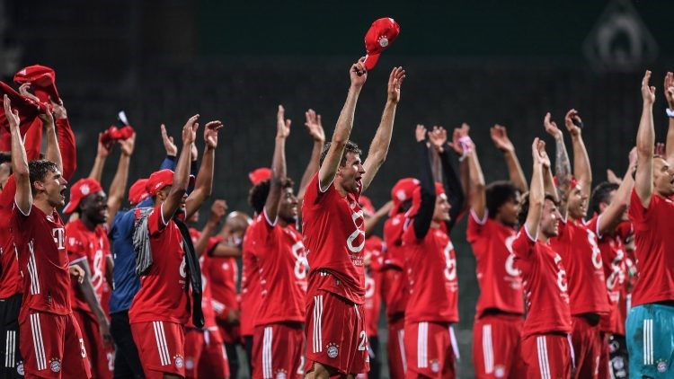 Bayern Munich clinch eighth straight Bundesliga title