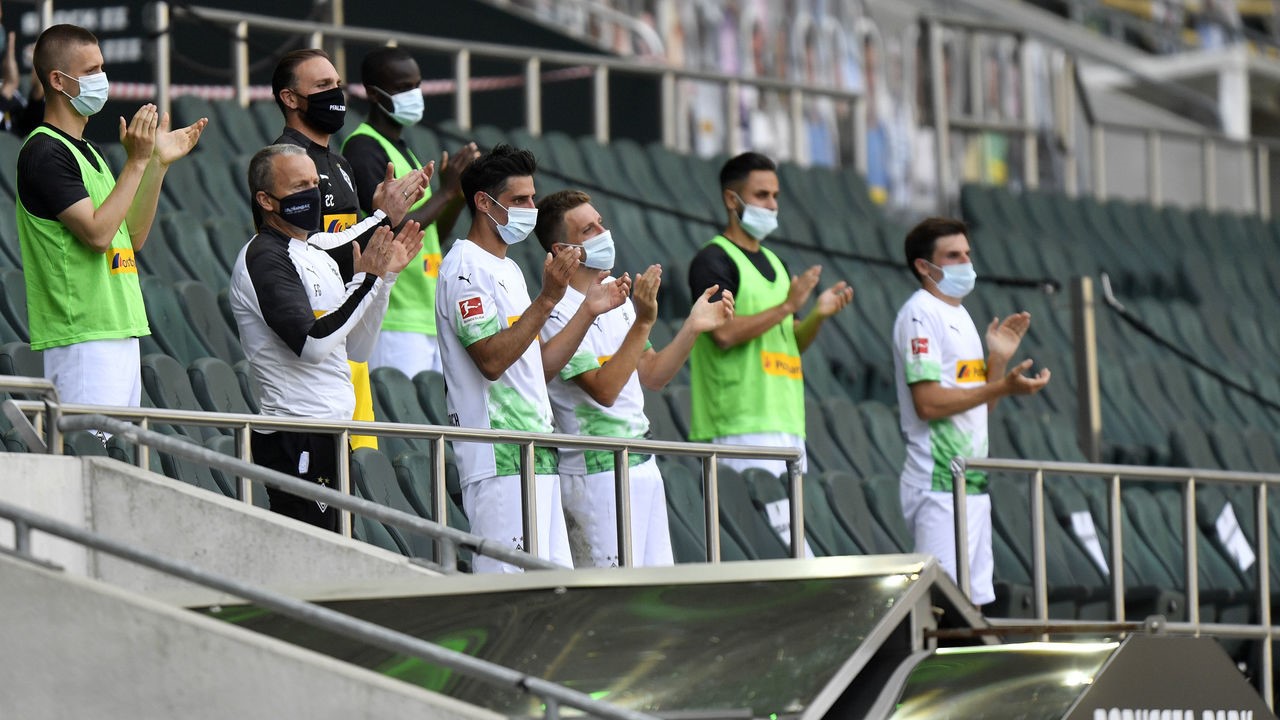 Bundesliga dumps face masks for sub players