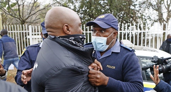 Zimbabwe denies crisis as inflation jumps to 840%