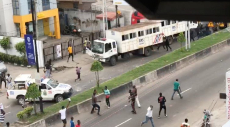 Police officers flee as thugs attack RRS vehicles in Lagos