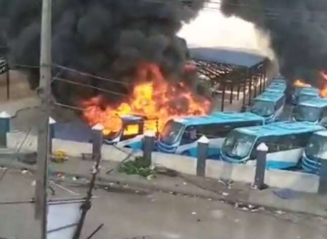 Hoodlums attack Oyingbo Bus Terminal, set Lagbus buses ablaze