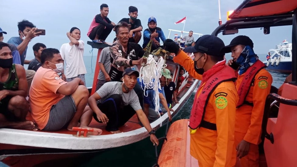 Rescuers find body parts, debris after Indonesia plane crash
