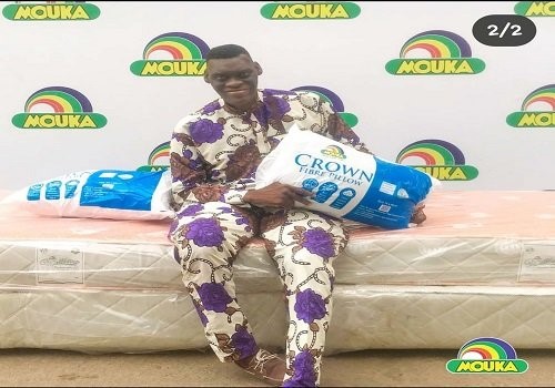 Mouka gifts customised mattress to Nigeria’s tallest man