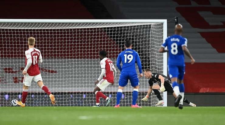 Arsenal lose ground in battle for Europa spot, crash to Everton