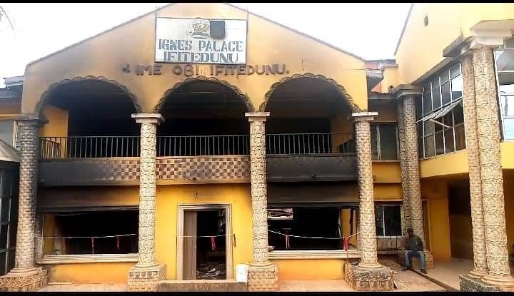 Hoodlums raze Anambra monarch’s palace, cars