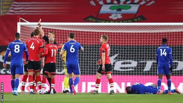 Ten-man Southampton frustrate Leicester