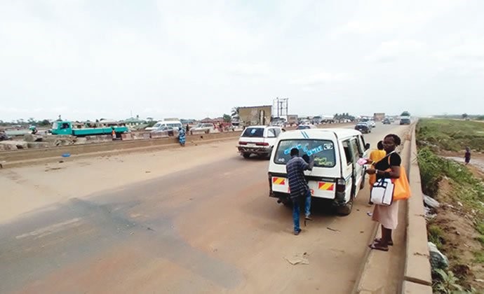 Residents raise the alarm as hoodlums return to Lagos-Ibadan Long Bridge