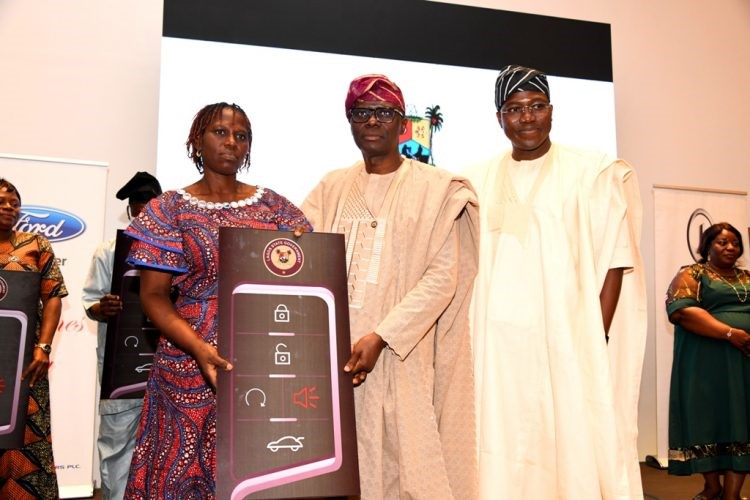Sanwo-Olu presents cars to outstanding civil servants