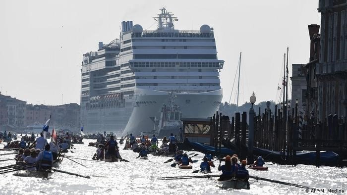 Italy bans large cruise ships from Venice