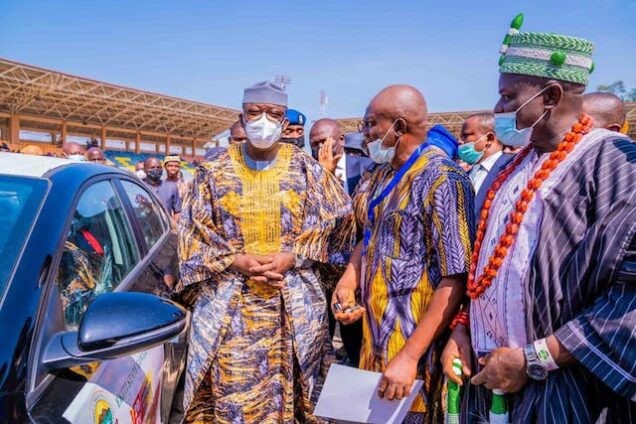Fayemi presents cars, cash, other gifts to Ekiti best teachers