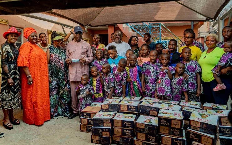 Obaseki visits family of late Uwaila Omozuwa, distributes food items to orphanages
