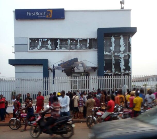 Armed robbers attack four banks in Edo, kill two policemen, five others