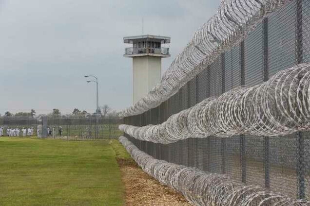 U.S federal prisons on lockdown after 2 inmates die in gang brawl