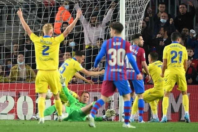 Barcelona in shock loss to Cadiz, Real Madrid on verge of title