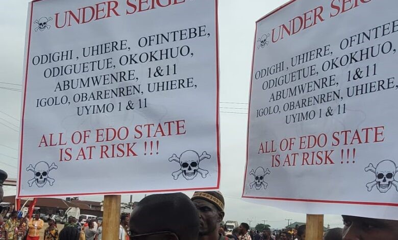 Edo communities barricade Benin-Lagos Highway to protest herdsmen attacks
