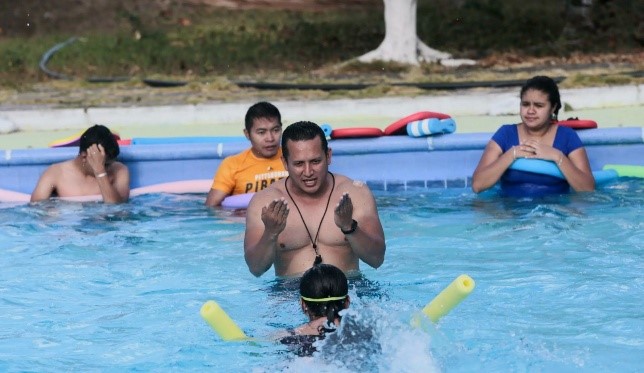 Nicaraguans learn to swim to get to U.S