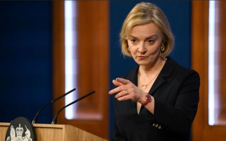 British MPs mount pressure on Prime Minister to resign