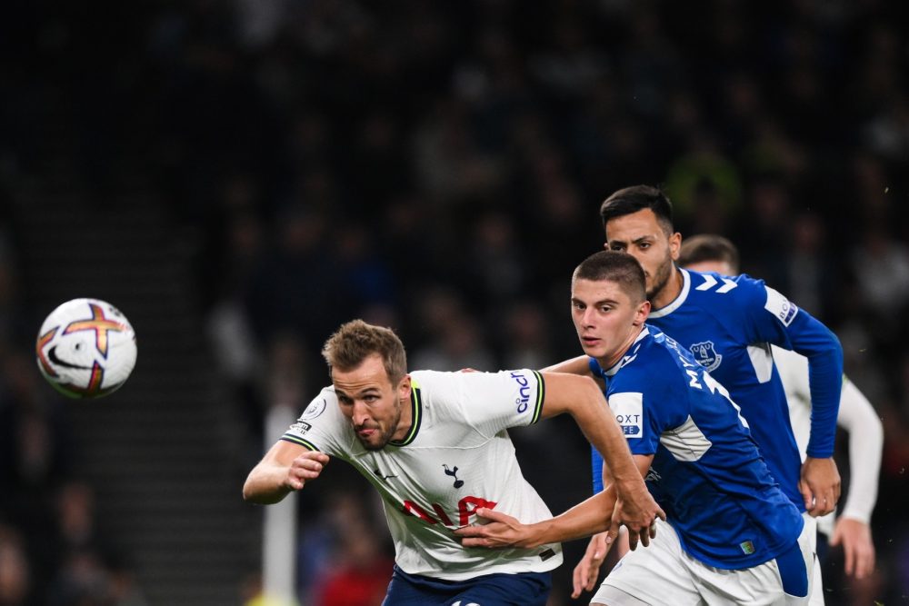 Kane helps Tottenham close gap on leaders Arsenal