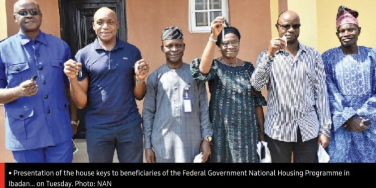 Tunisia ’94: Adepoju, Shorunmu, Finidi, others receive house keys from FG